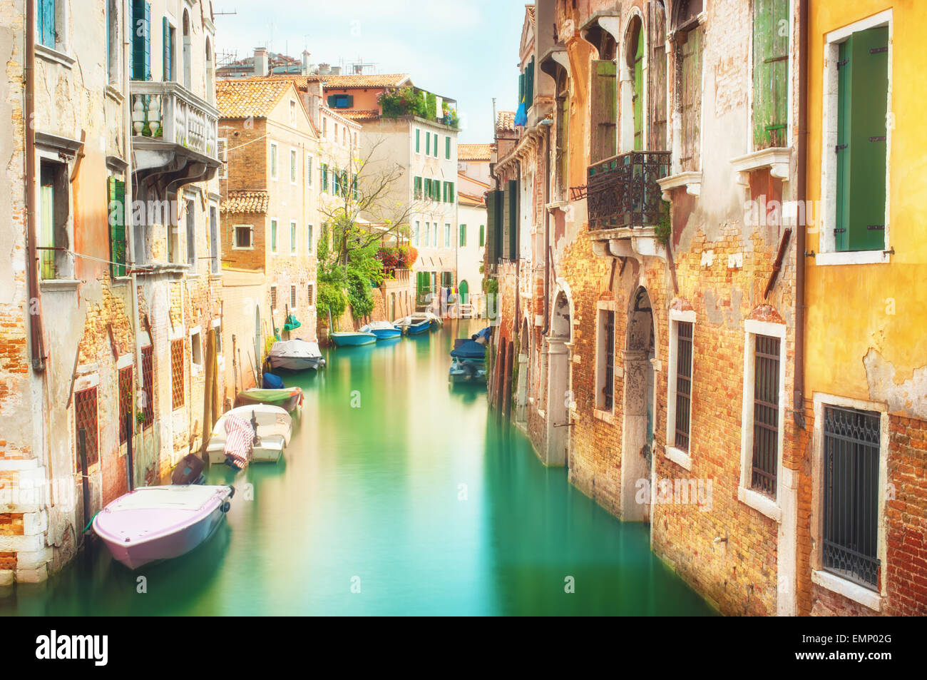 Canal étroit avec ses bâtiments historiques à Venise, Italie. Banque D'Images