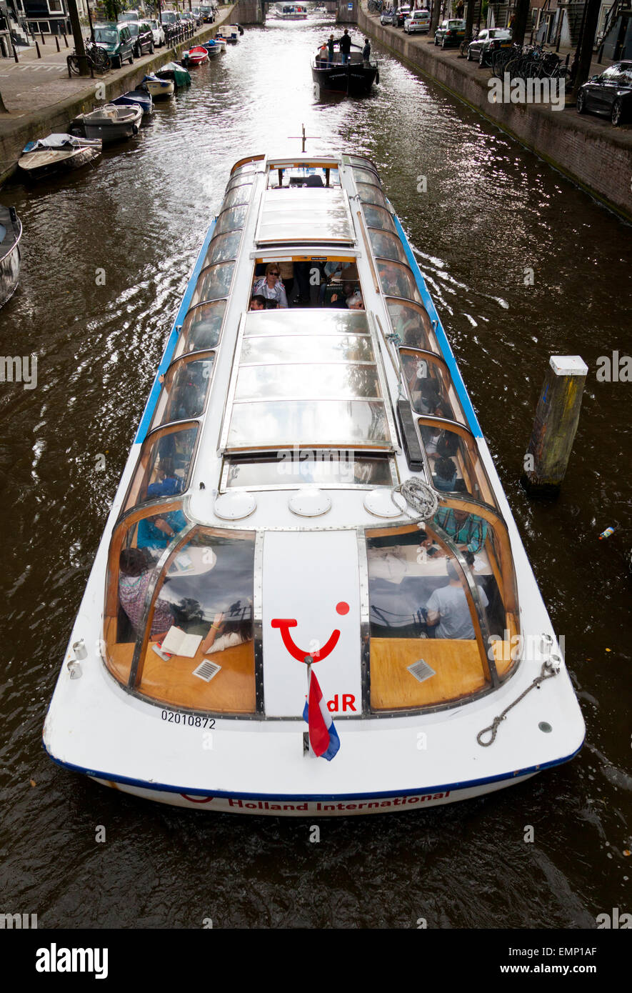 Une barge canal touristique dans Amsterdam Pays-Bas Europe Banque D'Images