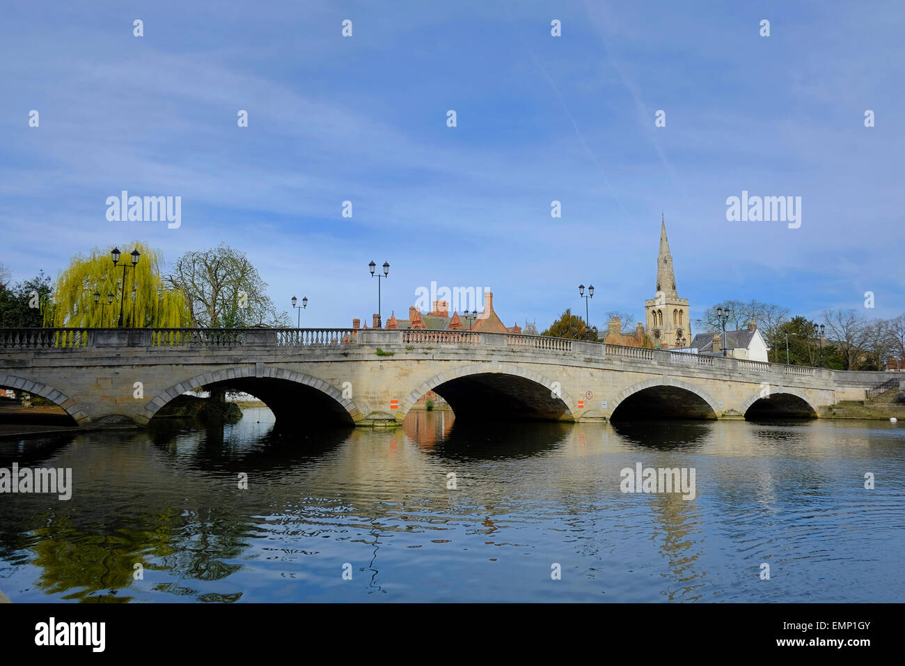 Scène de rivière Bedford avec pont de pierre historique sur la rivière Ouse Banque D'Images