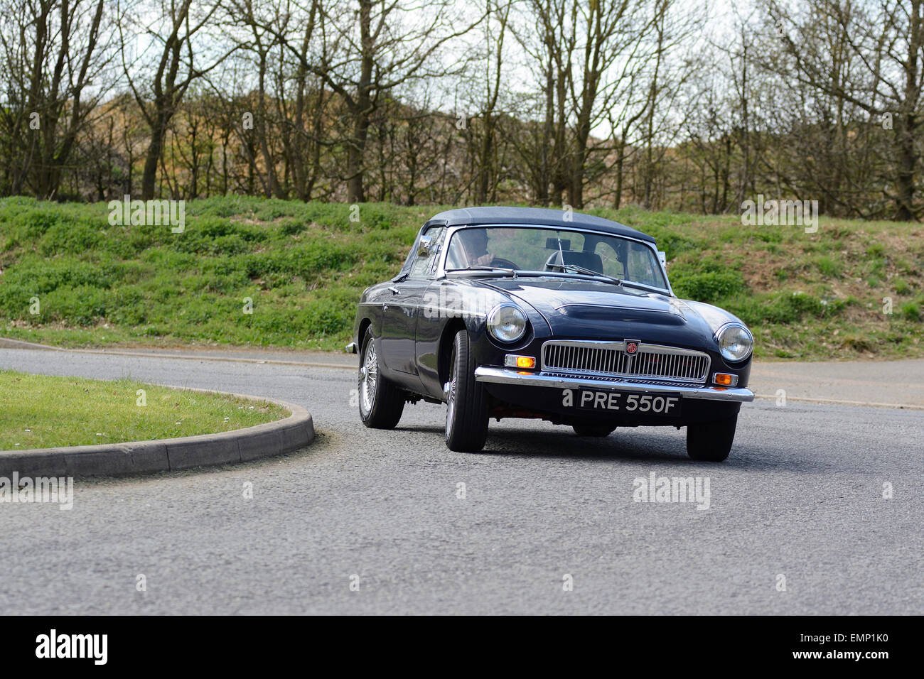 MGB Roadster voiture de collection sur la route Banque D'Images