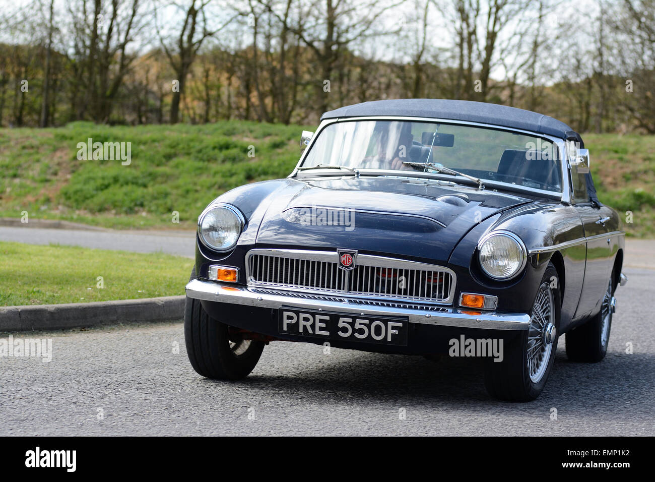 MGB Roadster voiture de collection sur la route Banque D'Images