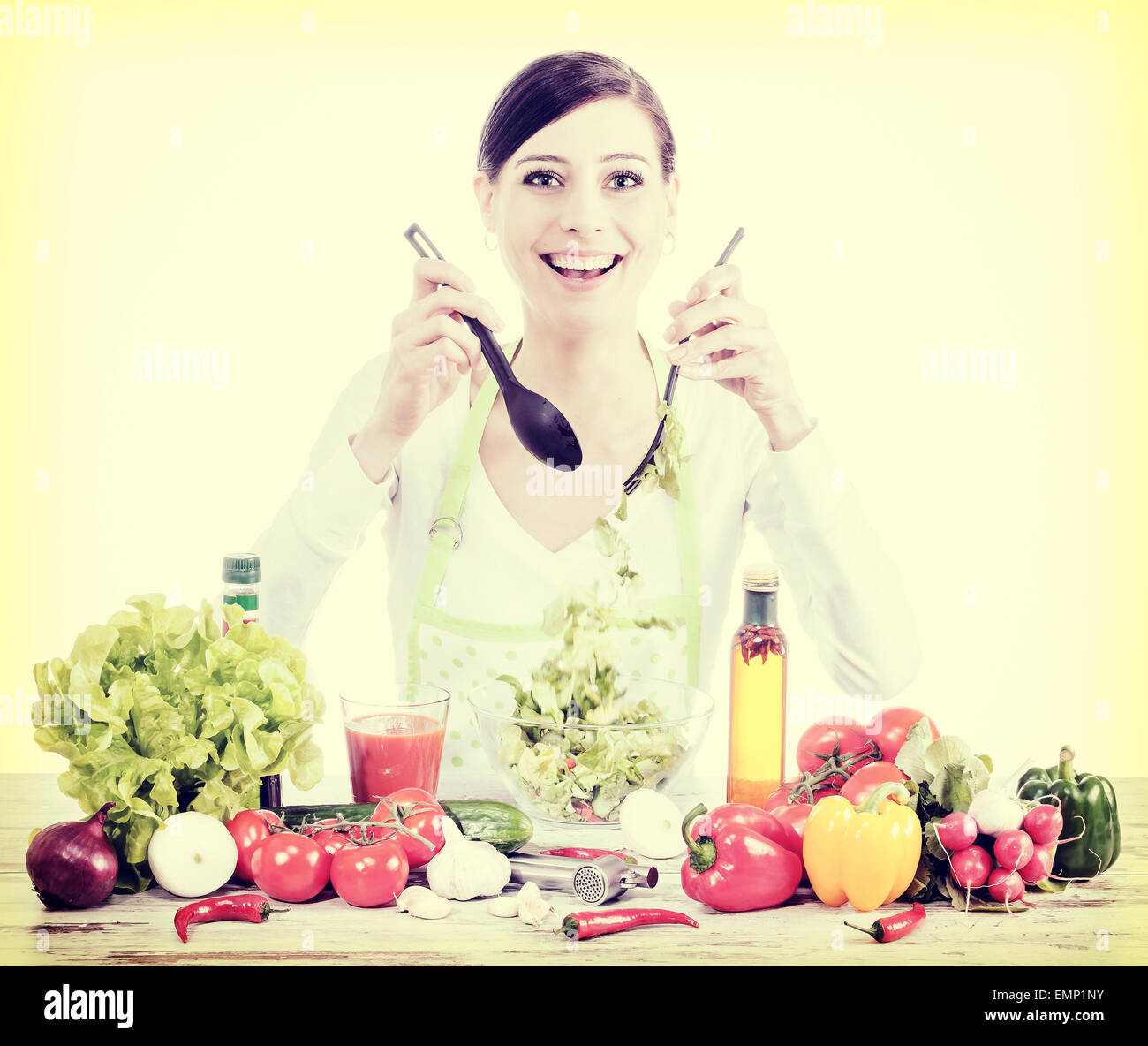 Filtrée Retro photo d'une femme au foyer heureuse la préparation de salade, une nourriture saine ou l'alimentation concept. Banque D'Images