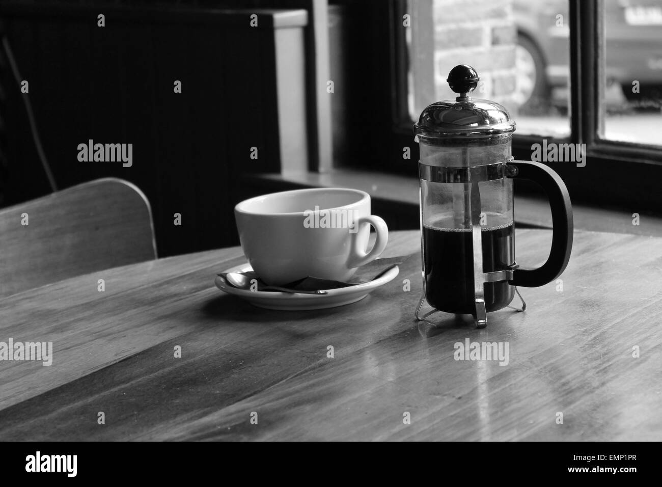 Cafetière cafetière à café presse française cafetière tasse et soucoupe sur  la table, espresso, café rôti, chrome, personne, la caféine Photo Stock -  Alamy