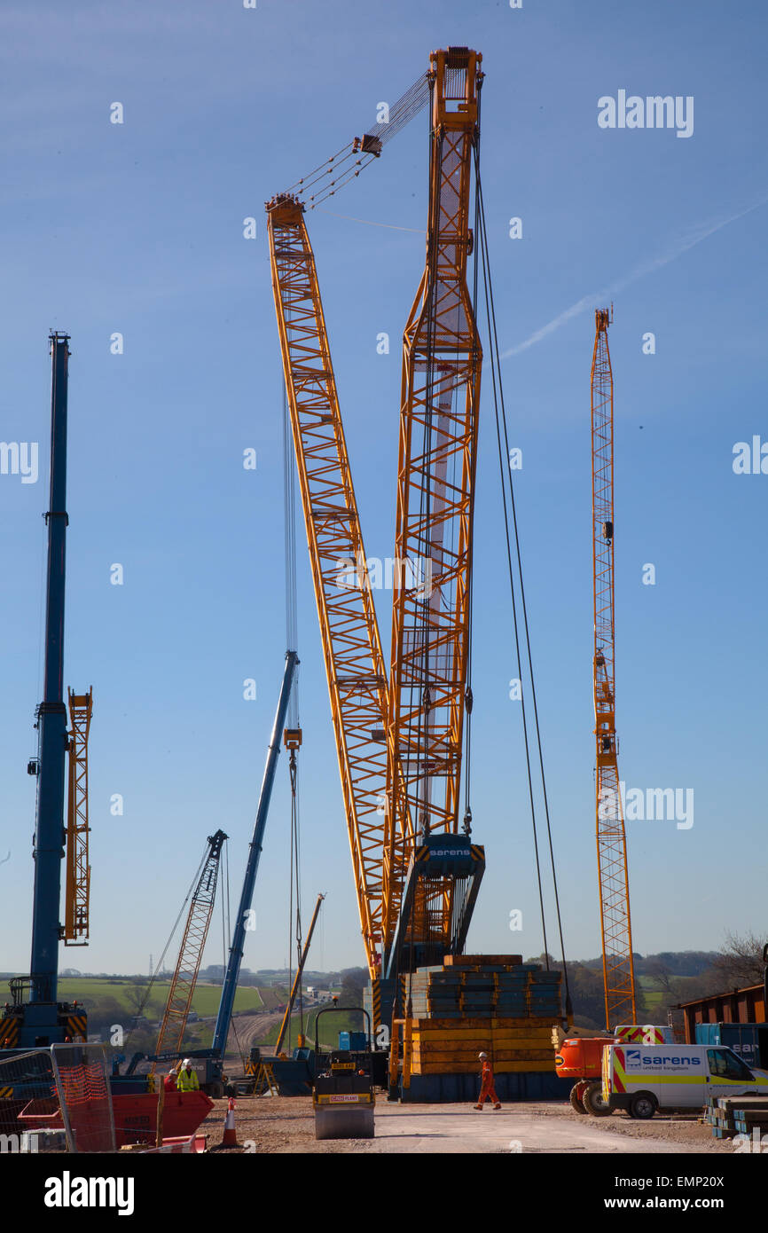 Costain Group PLC, avril 2015 Équipe de projet  1200 tonnes Gottwald AK-680-3. pour l'ascenseur de travées et chandeliers pour l'Heysham à M6 Link Road au-dessus de la rivière Lune. Les pilotes en utilisant le M6 à Lancashire du nord sont avisés que Lancashire County Council's €124 millions d'Heysham Link projet a atteint une nouvelle phase qui peuvent avoir une incidence sur la plus proche des utilisateurs. La nouvelle route est un 4.8km à deux voies reliant la péninsule de Morecambe et Heysham jusqu'à la sortie 34 de la M6, entièrement rénové d'une jonction avec l'ouverture de nouvelles routes de glissement à l'été 2016. Credit : MarPhotographics/Alamy Live News. Banque D'Images