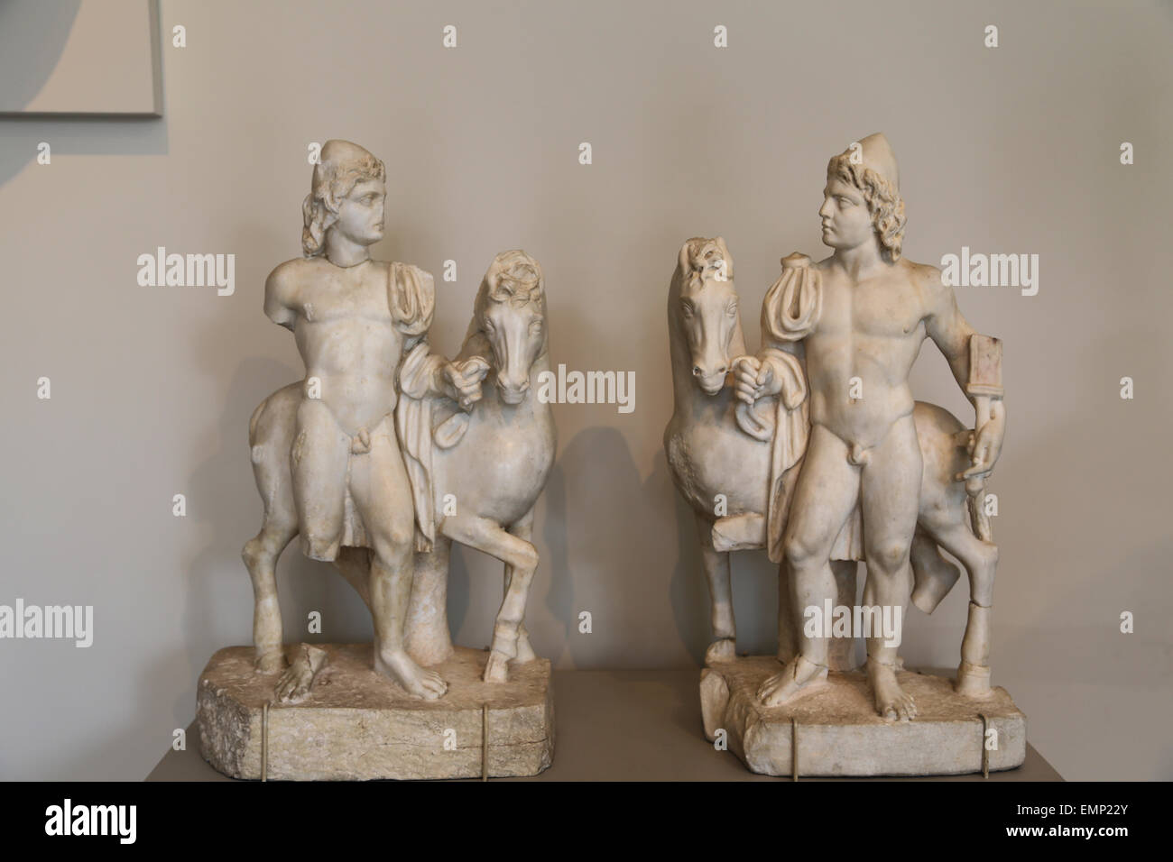 Statuettes en marbre de Castor et Pollux (Dioskouri). Roman. 3e siècle