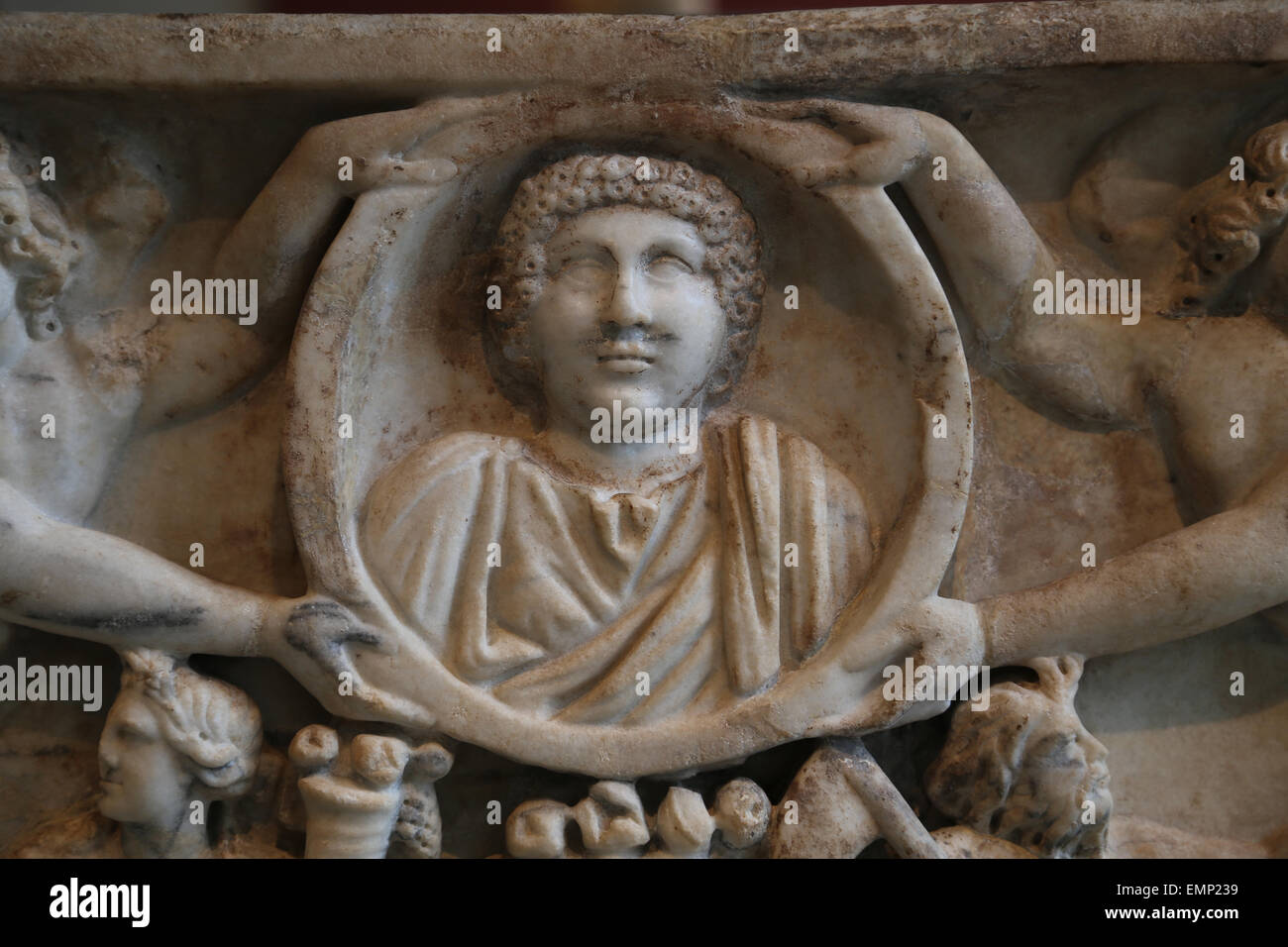 Sarcophage en marbre avec le vol d'un clipeus erotes holding portrait. Roman. Dynastie période. 190-200 AD. Embrassant les figures de winged Banque D'Images