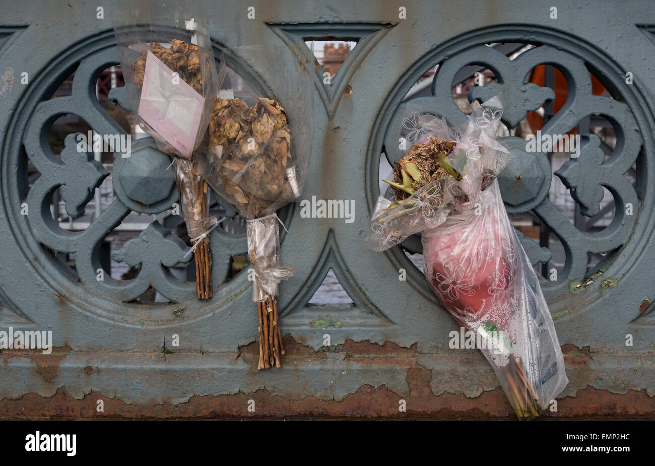 Fleurs en hommage et à la mémoire de quelqu'un qui est mort dans un lieu public, Glasgow, Ecosse. Banque D'Images