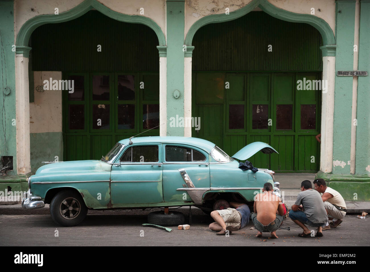 La HAVANE, CUBA - 18 MAI 2011 : Les cubains travaillent ensemble pour réparer une voiture américaine classique se trouve sur une rue de Habana Vieja Banque D'Images