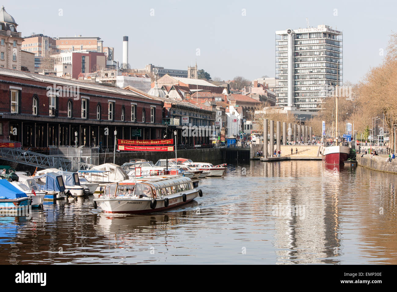 Vue de Colston Tower,le,commerçant esclave,Colston,est,devenu,une,figure,controversée,de Harborside, avec cascade caractéristique, Bristol,Englan,UK Banque D'Images