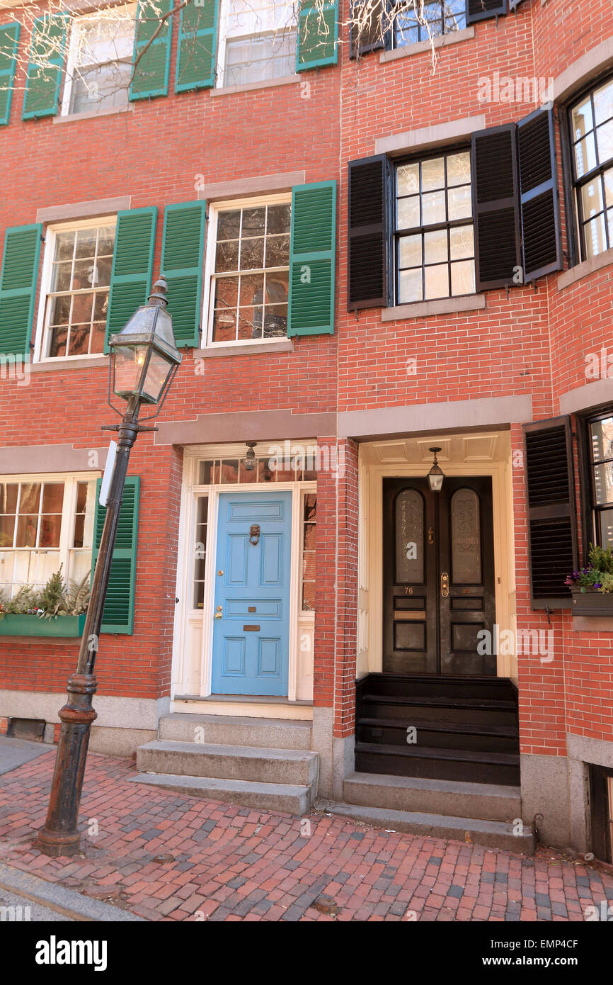 Boston Massachusetts Beacon Hill trottoir en brique avec porte avant et lampe de rue. Banque D'Images
