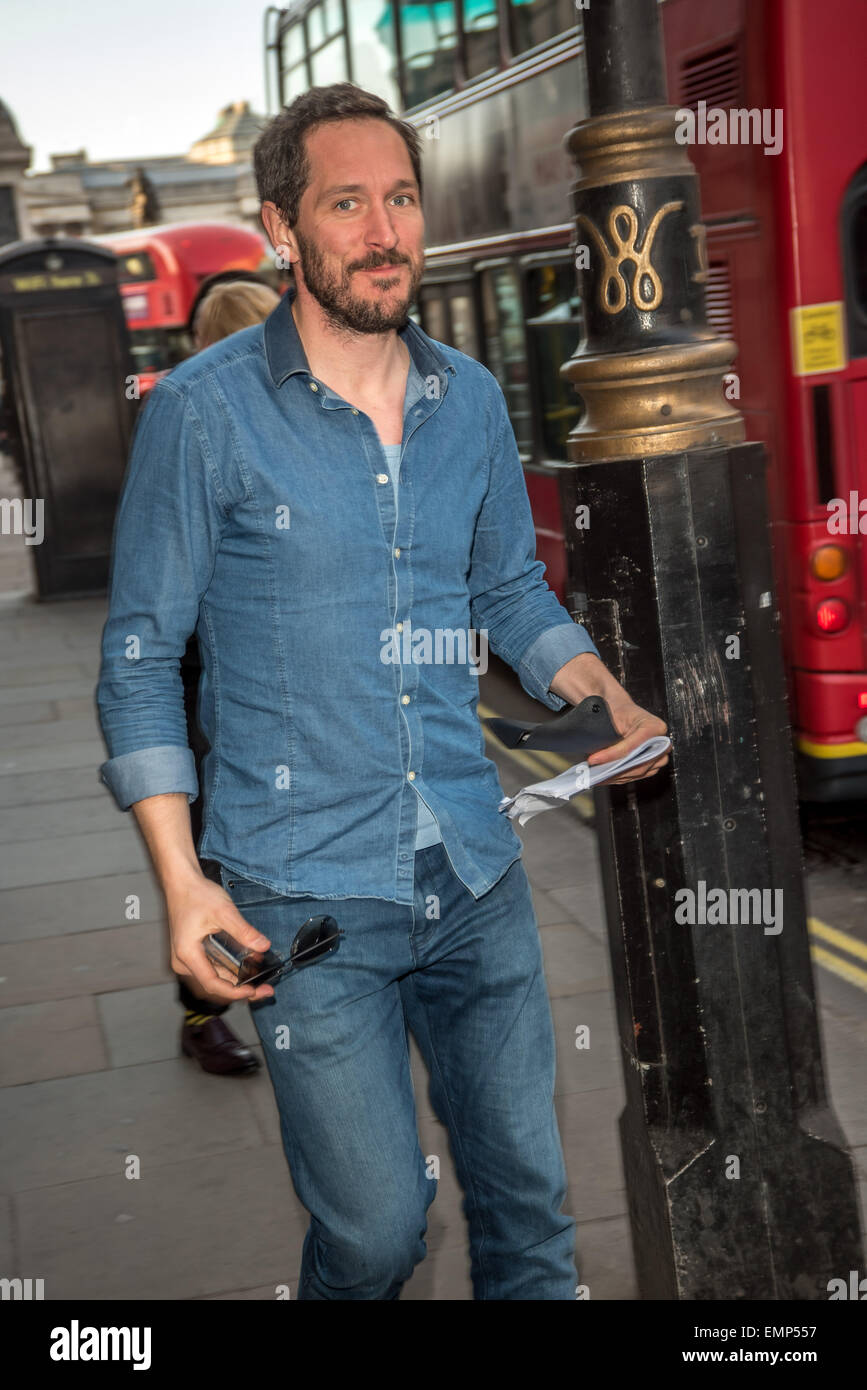 Londres, Royaume-Uni, 22 avril 2015 : Tom Goodman-Hill embrassant un mesdames arrive à la Soirée d'ouverture 'West End' Golem à Trafalgar Studios à Londres. Crédit photo : Voir Li/Alamy Live News Banque D'Images