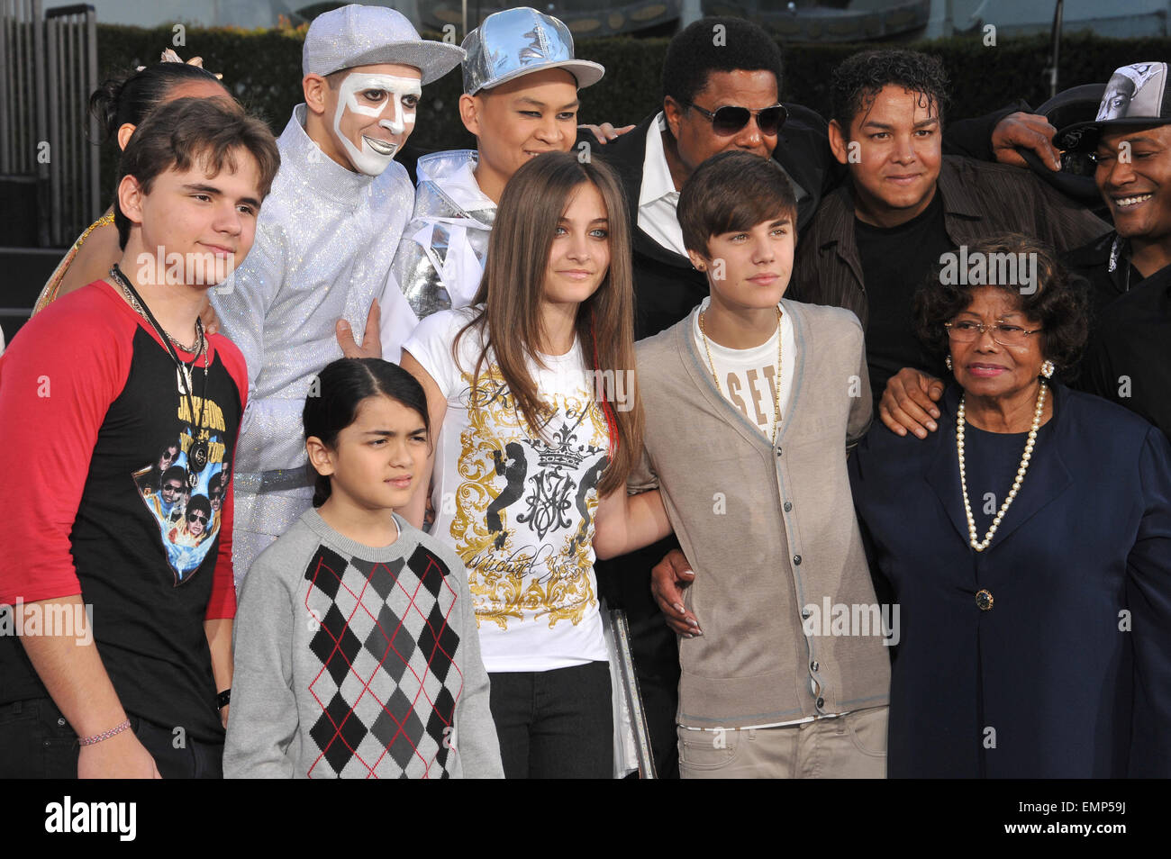 LOS ANGELES, CA - le 26 janvier 2012 Michael Jackson : ses enfants Prince Michael, Paris et Prince Michael II 'Blanket' avec leur grand-mère Katherine Jackson et chanteur Justin Bieber sur Hollywood Boulevard où ils ont placé la main du père et empreintes de pas, à l'aide de ses chaussures et gant, dans le ciment dans la cour de l'Grauman's Chinese Theatre. Le Cirque du Soleil nouveau spectacle 'Michael Jackson THE IMMORTAL World Tour' créations à Los Angeles demain. Le 26 janvier 2012 Los Angeles, CA Banque D'Images