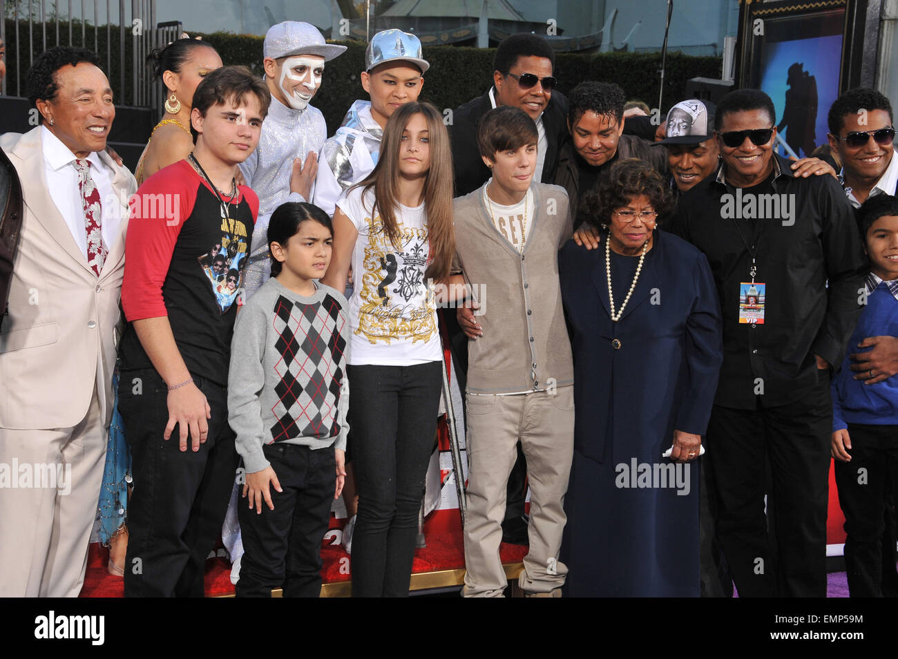 LOS ANGELES, CA - le 26 janvier 2012 Michael Jackson : ses enfants Prince Michael, Paris et Prince Michael II 'Blanket' avec leur grand-mère Katherine Jackson et chanteur Justin Bieber, Smikey Robinson, Quincy Jones & Tito Jackson sur Hollywood Boulevard où ils ont placé la main du père et empreintes de pas, à l'aide de ses chaussures et gant, dans le ciment dans la cour de l'Grauman's Chinese Theatre. Le Cirque du Soleil nouveau spectacle 'Michael Jackson THE IMMORTAL World Tour' créations à Los Angeles demain. Le 26 janvier 2012 Los Angeles, CA Banque D'Images
