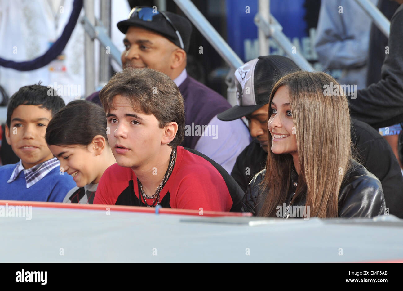 LOS ANGELES, CA - le 26 janvier 2012 Michael Jackson : ses enfants Prince Michael et Paris sur Hollywood Boulevard où ils ont placé la main du père et empreintes de pas, à l'aide de ses chaussures et gant, dans le ciment dans la cour de l'Grauman's Chinese Theatre. Le Cirque du Soleil nouveau spectacle 'Michael Jackson THE IMMORTAL World Tour' créations à Los Angeles demain. Le 26 janvier 2012 Los Angeles, CA Banque D'Images