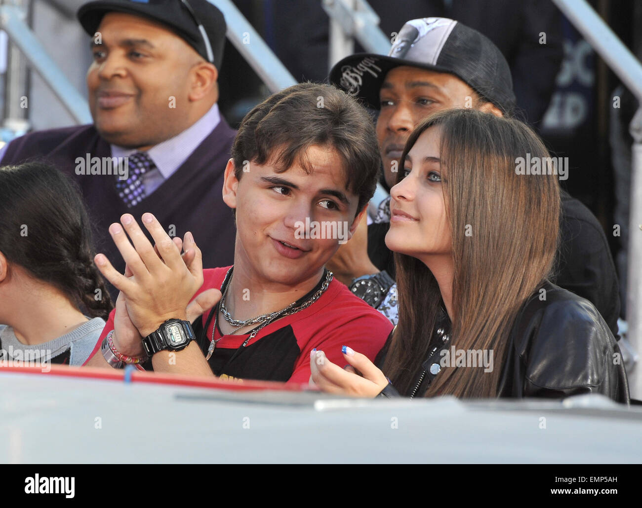 LOS ANGELES, CA - le 26 janvier 2012 Michael Jackson : ses enfants Prince Michael et Paris sur Hollywood Boulevard où ils ont placé la main du père et empreintes de pas, à l'aide de ses chaussures et gant, dans le ciment dans la cour de l'Grauman's Chinese Theatre. Le Cirque du Soleil nouveau spectacle 'Michael Jackson THE IMMORTAL World Tour' créations à Los Angeles demain. Le 26 janvier 2012 Los Angeles, CA Banque D'Images