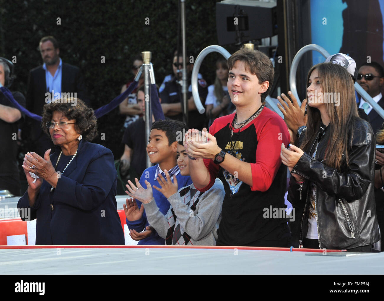 LOS ANGELES, CA - le 26 janvier 2012 Michael Jackson : ses enfants Prince Michael et Paris sur Hollywood Boulevard où ils ont placé la main du père et empreintes de pas, à l'aide de ses chaussures et gant, dans le ciment dans la cour de l'Grauman's Chinese Theatre. Le Cirque du Soleil nouveau spectacle 'Michael Jackson THE IMMORTAL World Tour' créations à Los Angeles demain. Le 26 janvier 2012 Los Angeles, CA Banque D'Images