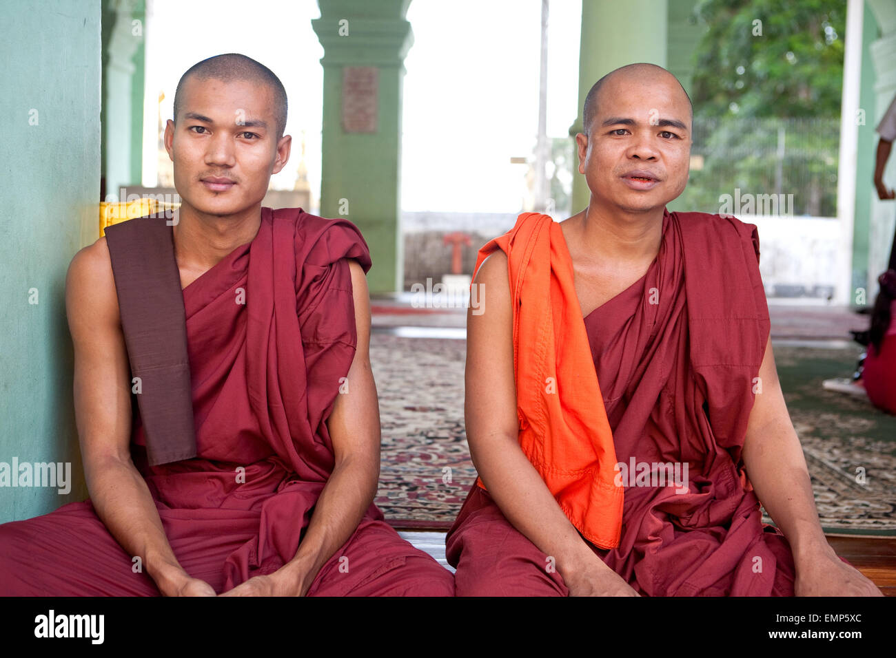 Les moines bouddhistes se reposant dans le pavillon de la pagode Shwedagon, Yangon, Myanmar. Banque D'Images