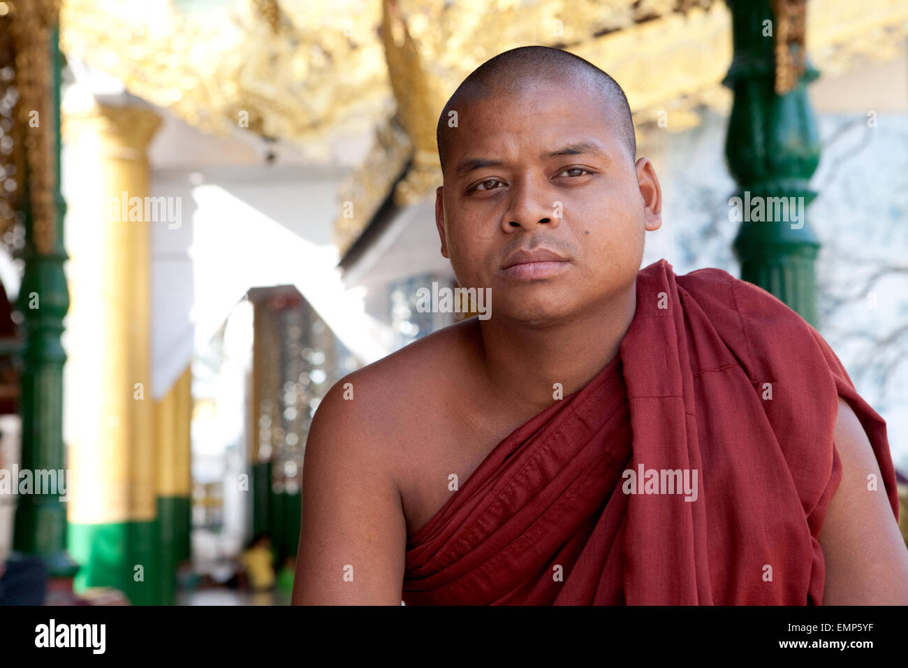 Les moines bouddhistes se reposant dans le pavillon de la pagode Shwedagon, Yangon, Myanmar. Banque D'Images