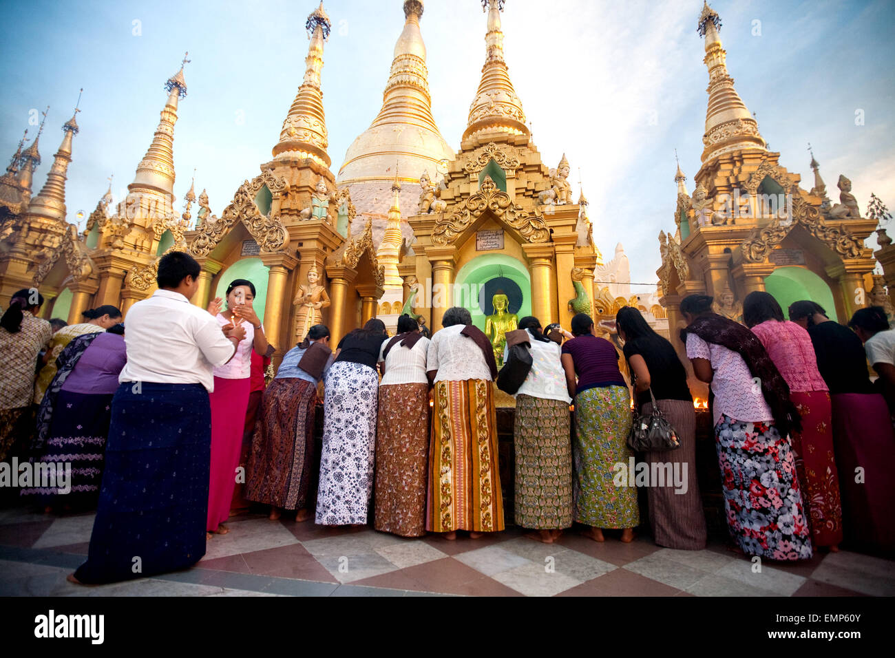 Les dévots bouddhistes prier et donner des offrandes au temple Shwedagon, Yangon, Myanmar, 2010 pour célébrer la pleine lune festival. Banque D'Images