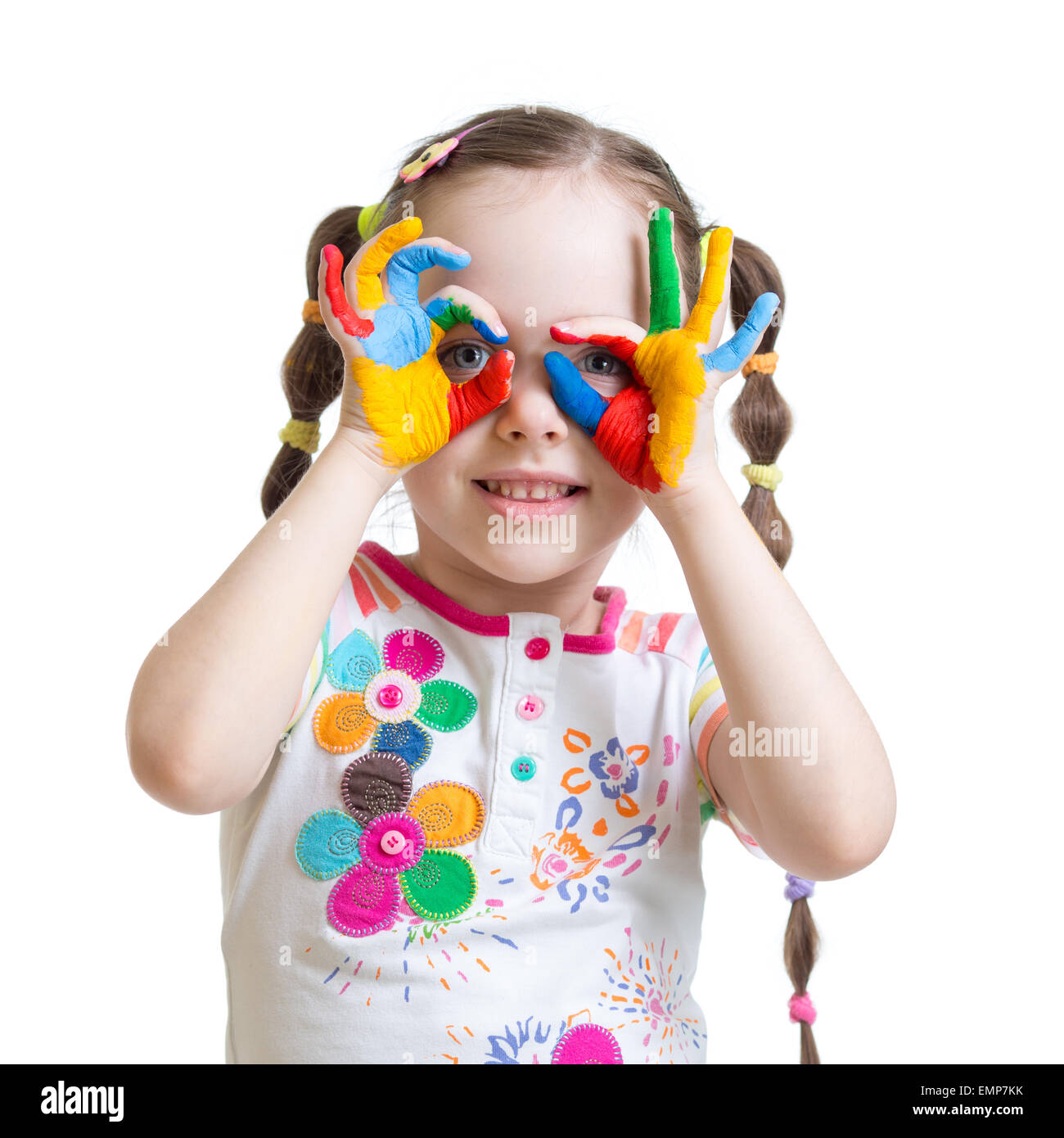 Enfant de quatre ans fille aux mains peintes dans des peintures de couleur Banque D'Images