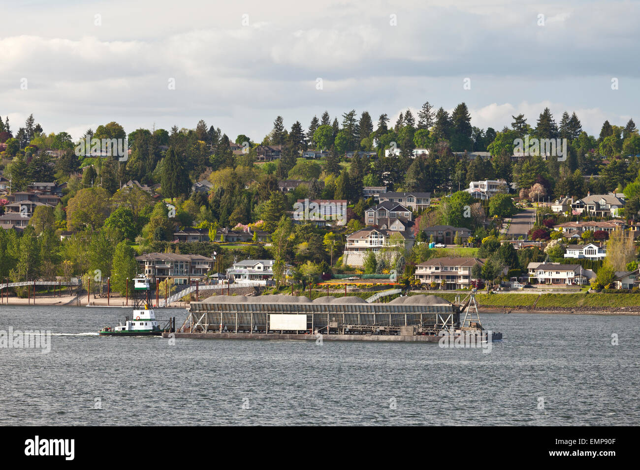 Barge passe par de nouveaux hôtels particuliers donnant sur la rivière Columbia, dans l'état de Washington. Banque D'Images
