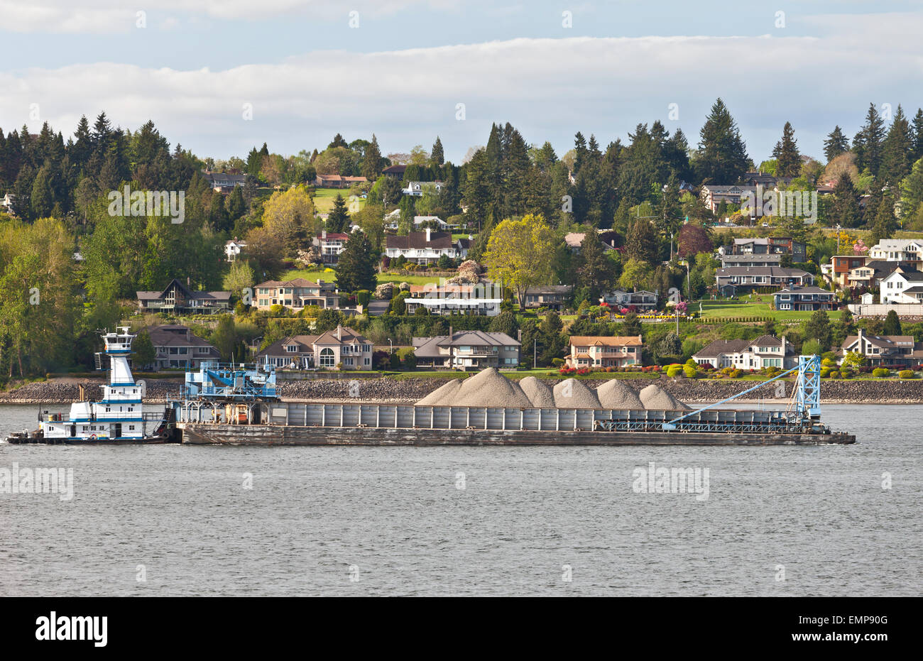 Barge passe par de nouveaux hôtels particuliers donnant sur la rivière Columbia, dans l'état de Washington. Banque D'Images
