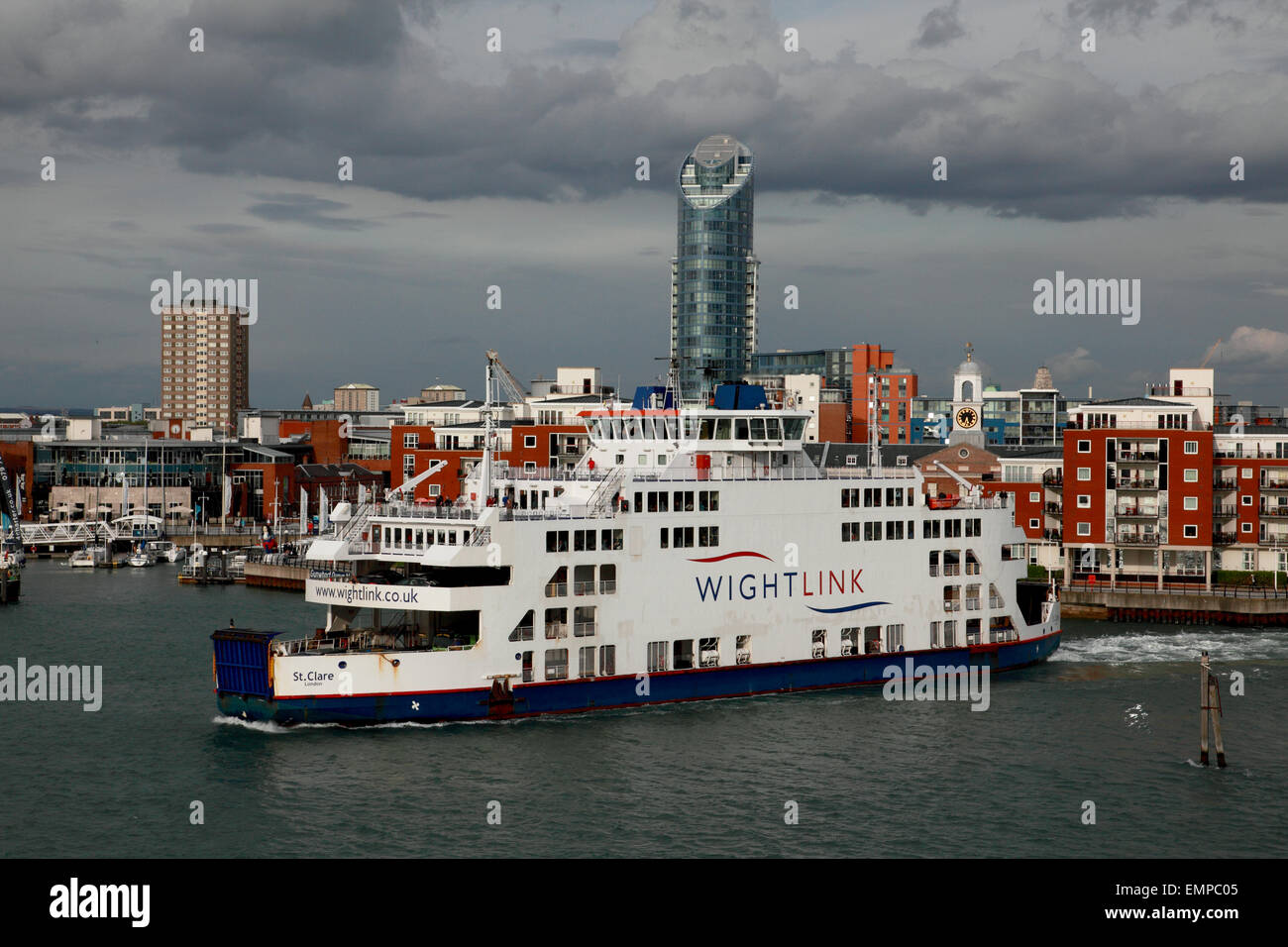 Wightlink navire amiral MV St Clare quitte le port de Portsmouth à Fishbourne sur l'île de Wight, Angleterre, RU Banque D'Images