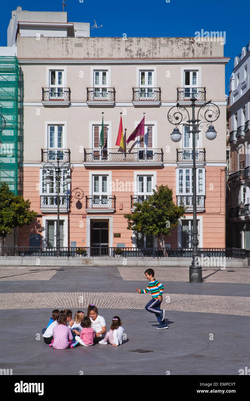 Enfants jouant dans la Plaza San Antonio, la province de Cádiz, Andalousie, Espagne Banque D'Images