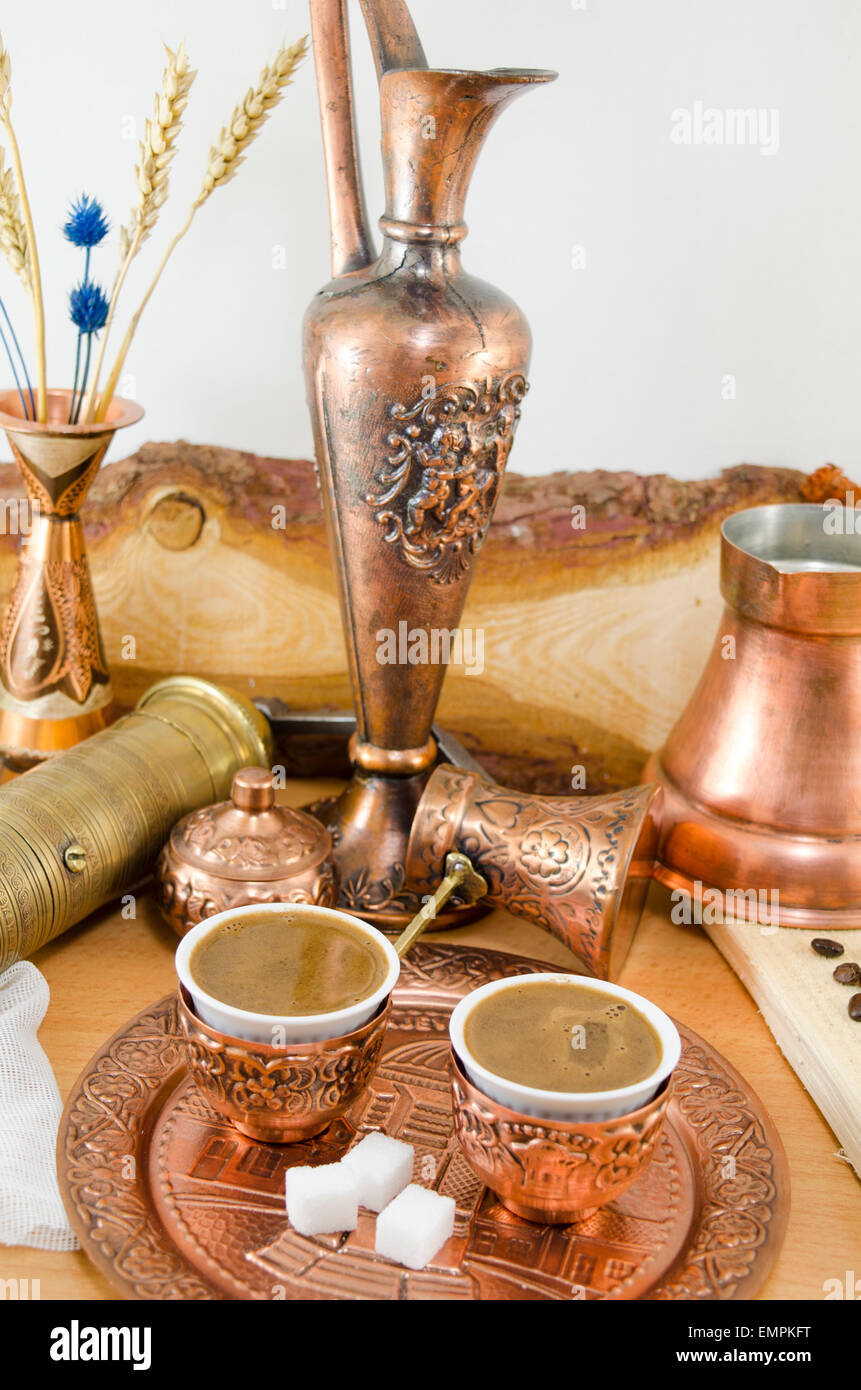 La vaisselle en cuivre avec du café turc et des morceaux de sucre Banque D'Images