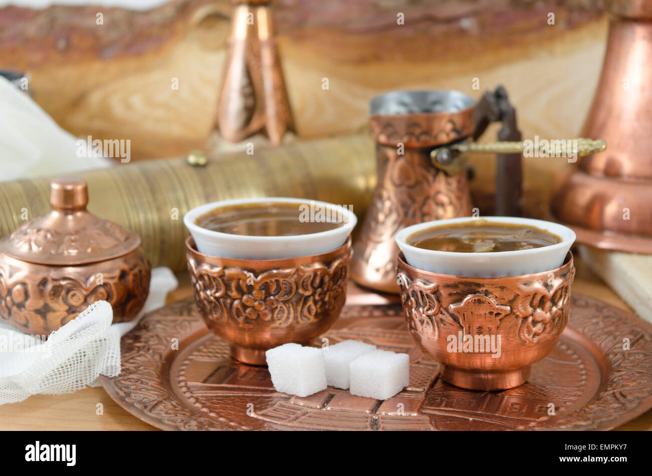 La vaisselle en cuivre avec du café turc et des morceaux de sucre Banque D'Images