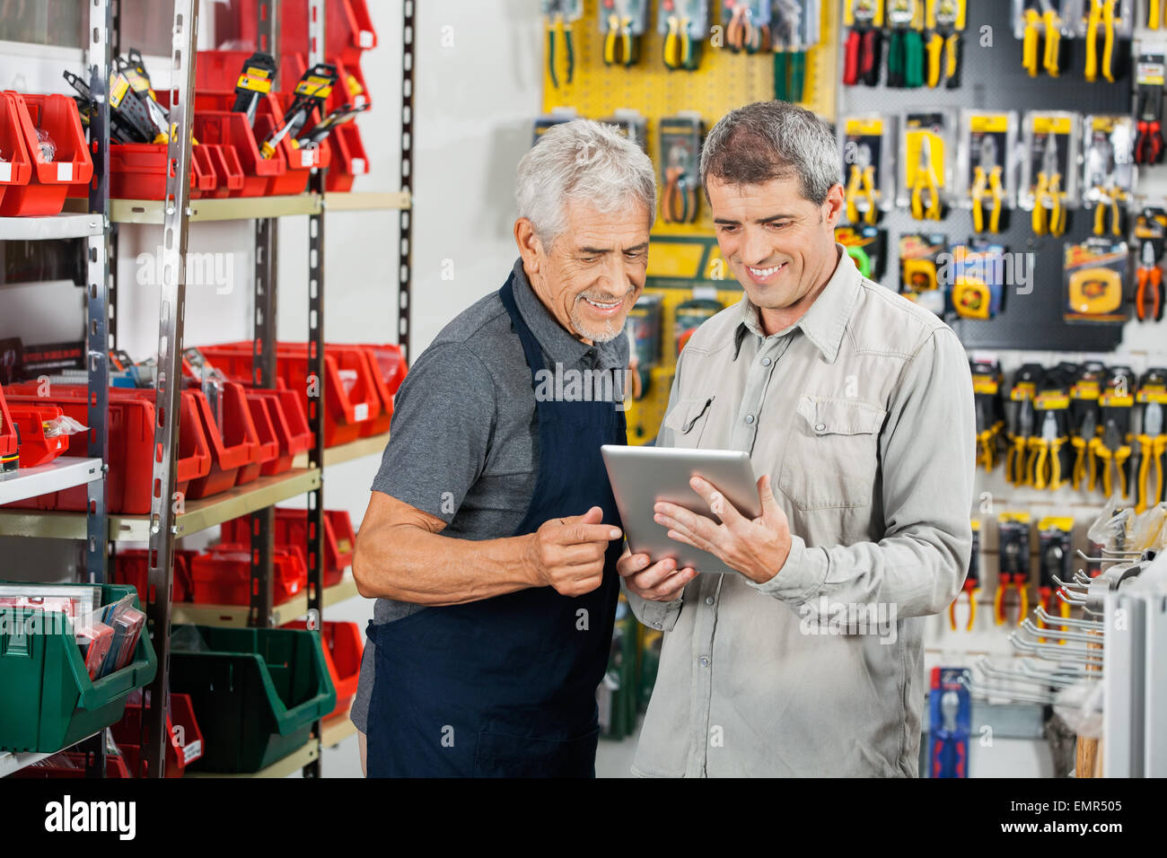 Vendeur et client using tablet computer Banque D'Images