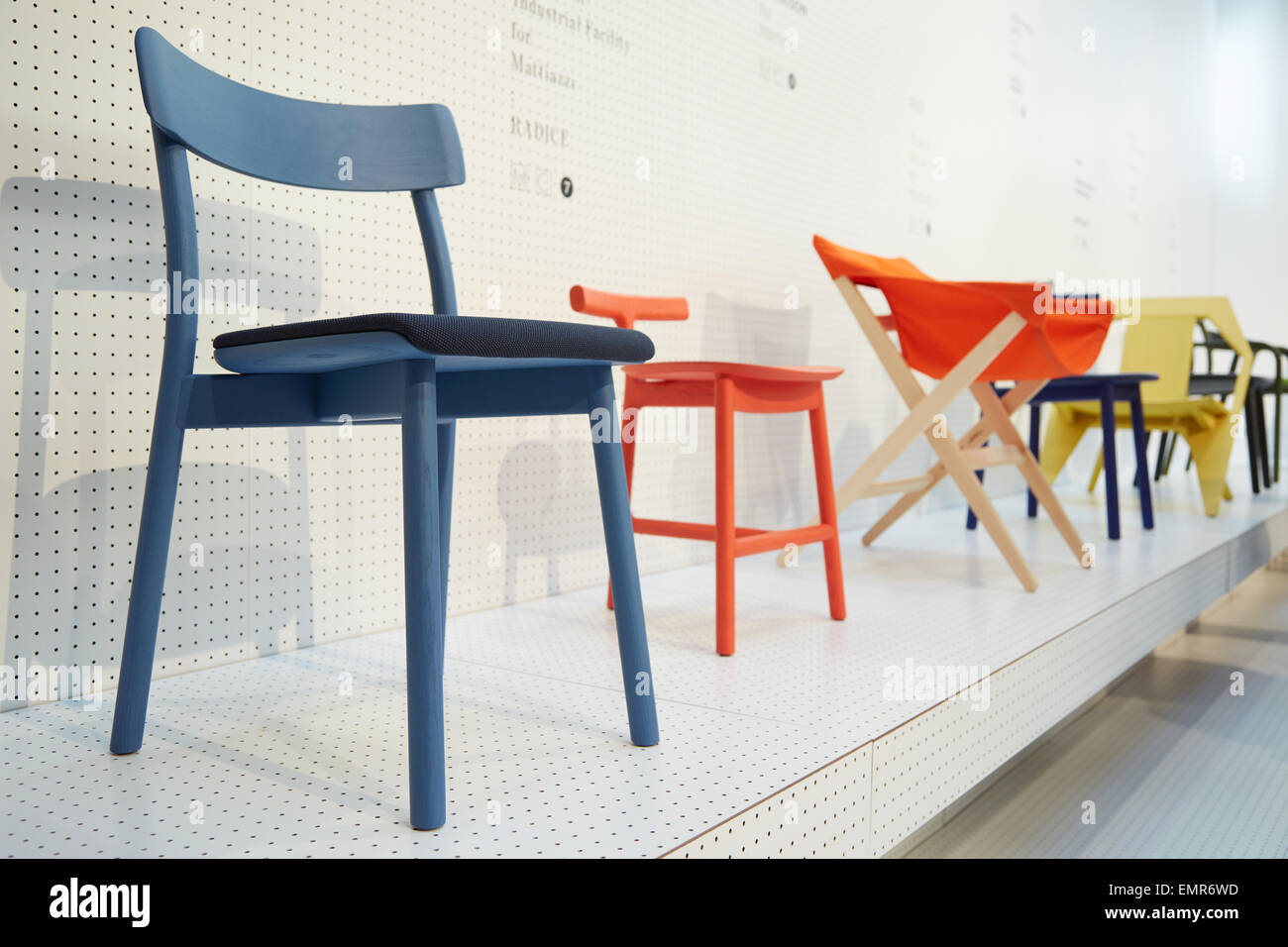 MILAN, ITALIE - 14 avril : Milan Design Week, chaises à Mattiazzi stand au Salone del Mobile ouverture le 15 avril 2015 à Milan. Banque D'Images