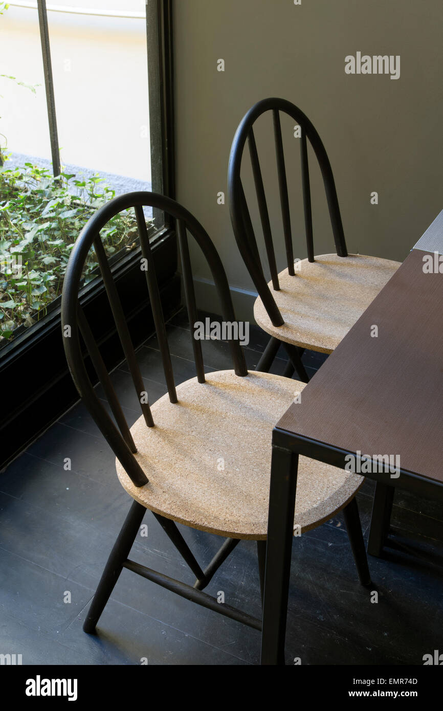 Table et deux chaises comtemporain Banque de photographies et d'images à  haute résolution - Alamy