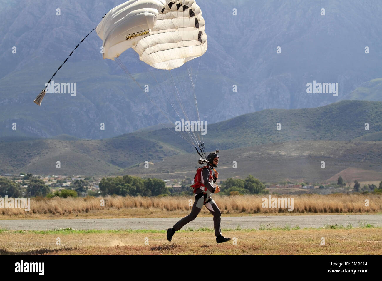 L'atterrissage de l'homme après la chute libre à partir d'un avion à Skydive Robertson club dans la province du Cap-Occidental en Afrique du Sud. Banque D'Images L'atterrissage de l'homme après la chute libre à partir d'un avion à Skydive Robertson club dans la province du Cap-Occidental en Afrique du Sud. Banque D'Images