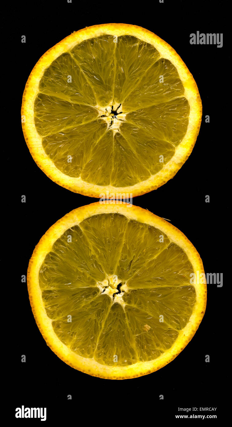 Orange (plus précisément, l'orange sucrée) est le fruit de l'espèces d'agrumes dans la famille Rutaceae Banque D'Images Orange (plus précisément, l'orange sucrée) est le fruit de l'espèces d'agrumes dans la famille Rutaceae Banque D'Images