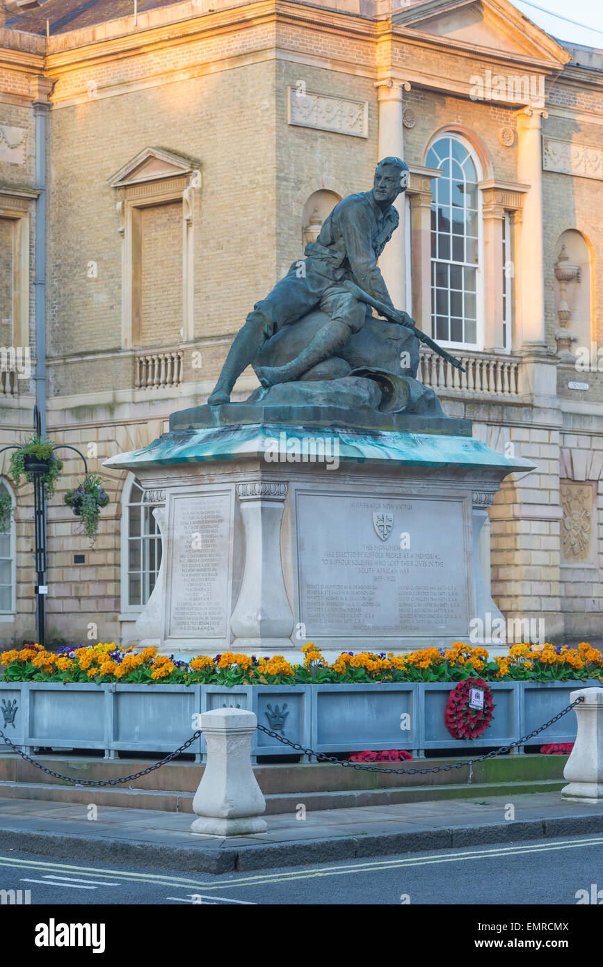 War Memorial, vue sur le monument aux soldats du comté de Suffolk qui sont morts dans la guerre de Boer, Bury St Edmunds, Suffolk, Royaume-Uni Banque D'Images