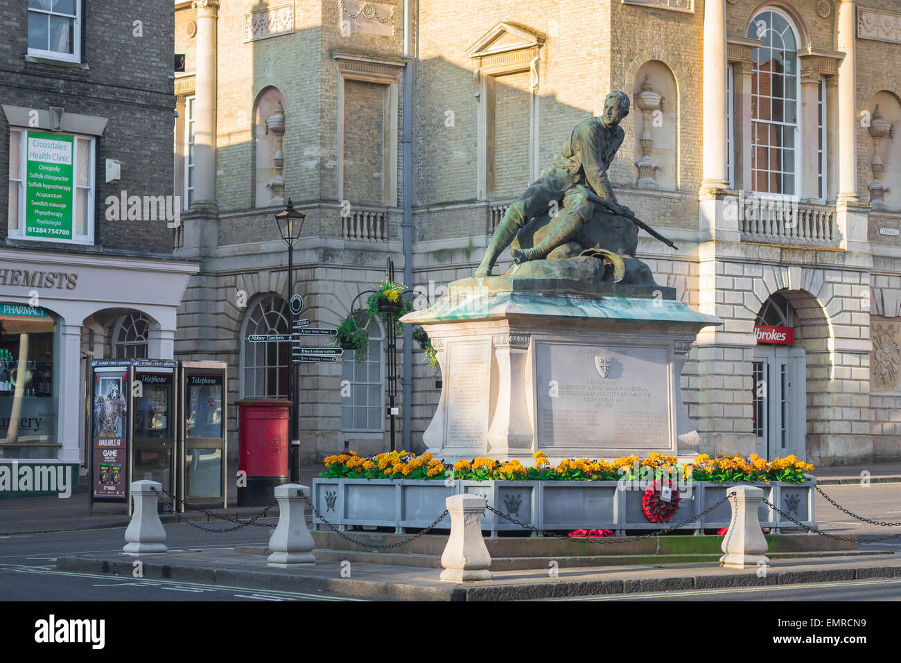 Place du marché de bury St Edmunds, vue sur le mémorial des soldats du Suffolk qui sont morts dans la guerre des Boers, Bury St. Edmunds, Suffolk, Royaume-Uni. Banque D'Images