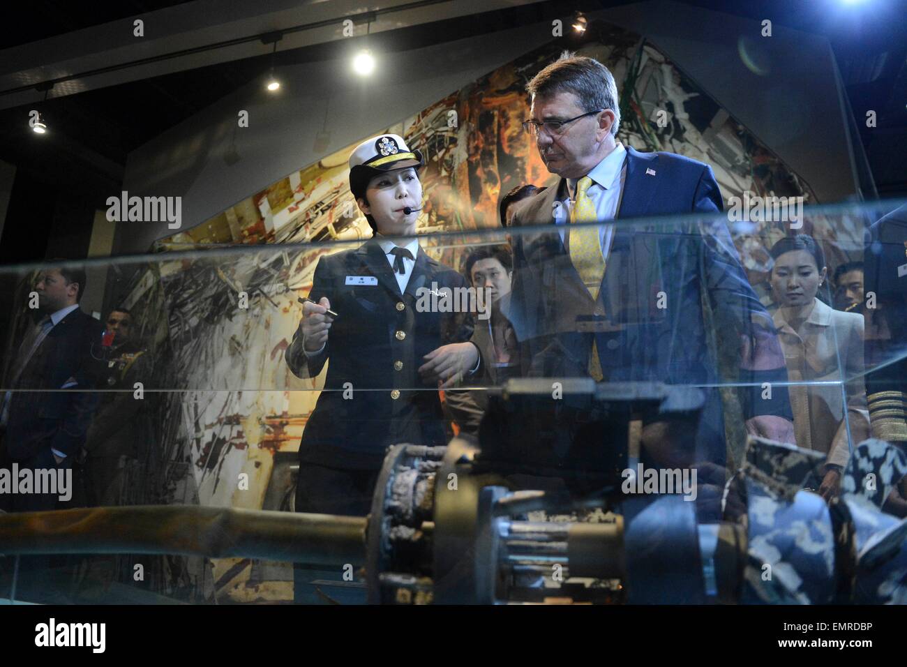 Le secrétaire américain de la Défense Ashton Carter de protection de la mer de l'Ouest, visite le Hall au cours d'une visite à la base navale de Pyeongtaek 10 avril 2015 Pyeongtaek, la Corée du Sud. Le hall abrite le Cheonan RSC qui a été touché par une torpille et coule près de la frontière maritime avec la Corée du Nord le 26 mars 2010. Banque D'Images