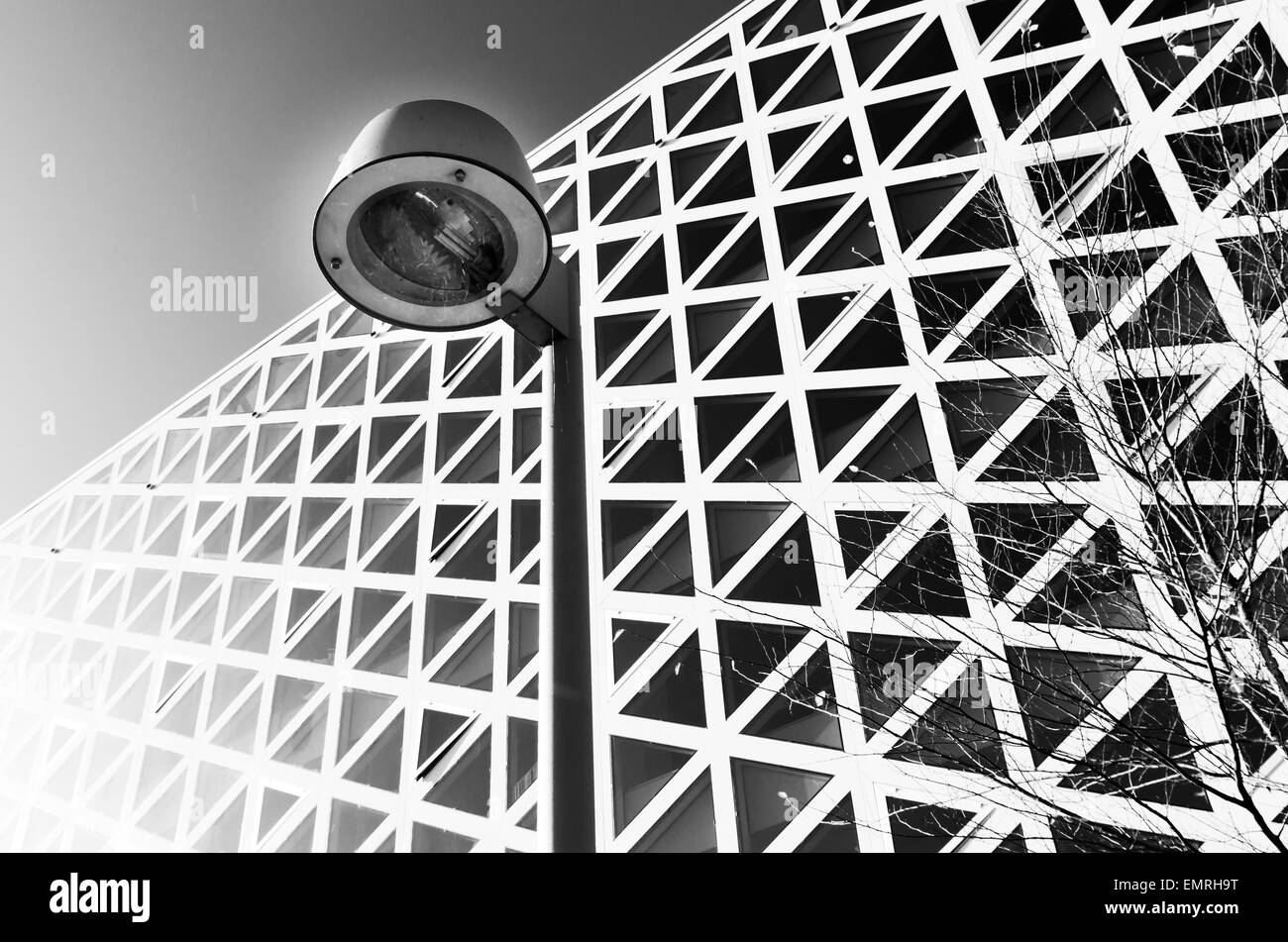 Lampadaire en face d'un immeuble de bureaux modernes Banque D'Images