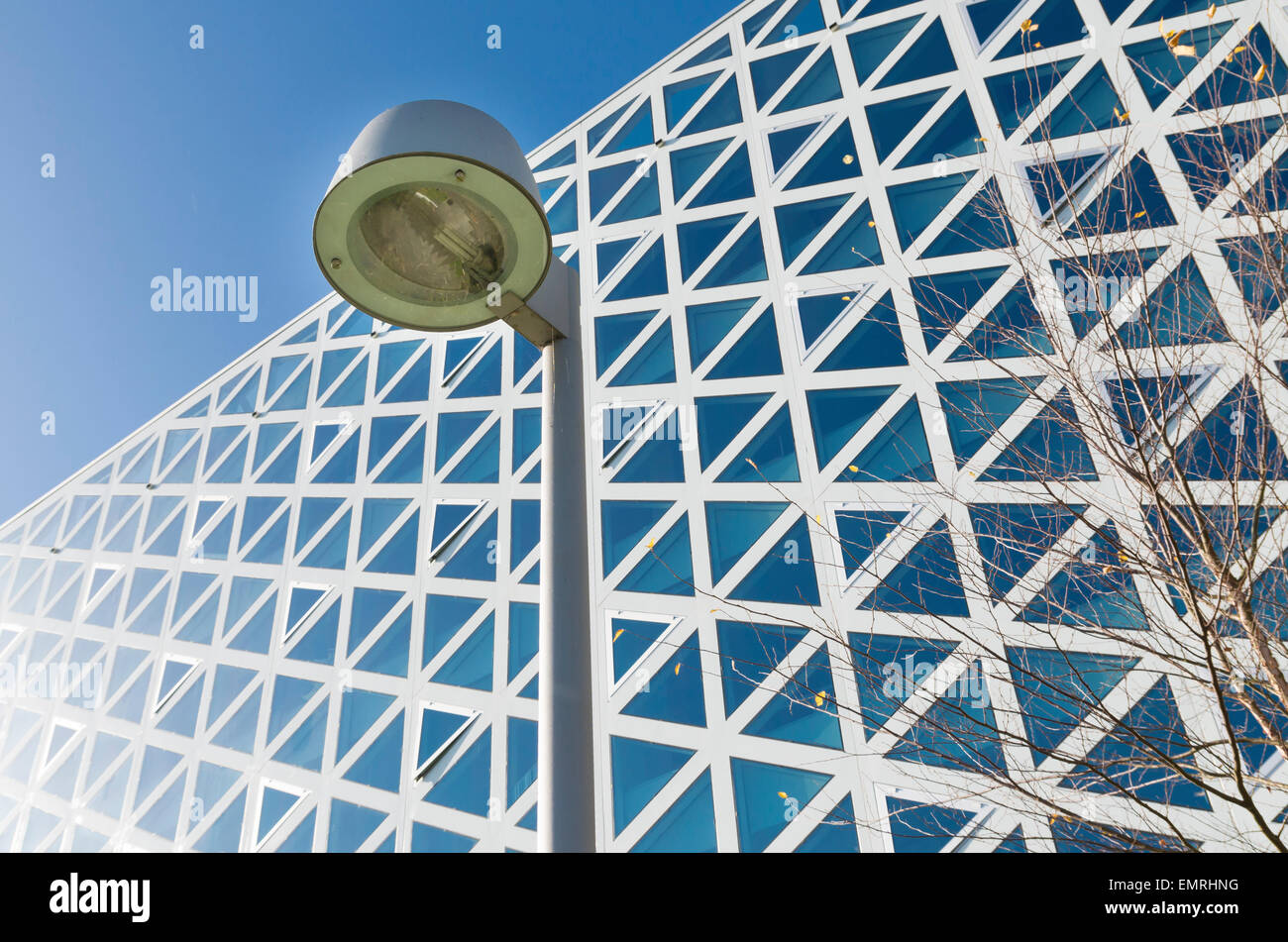 Lampadaire en face d'un immeuble de bureaux modernes Banque D'Images