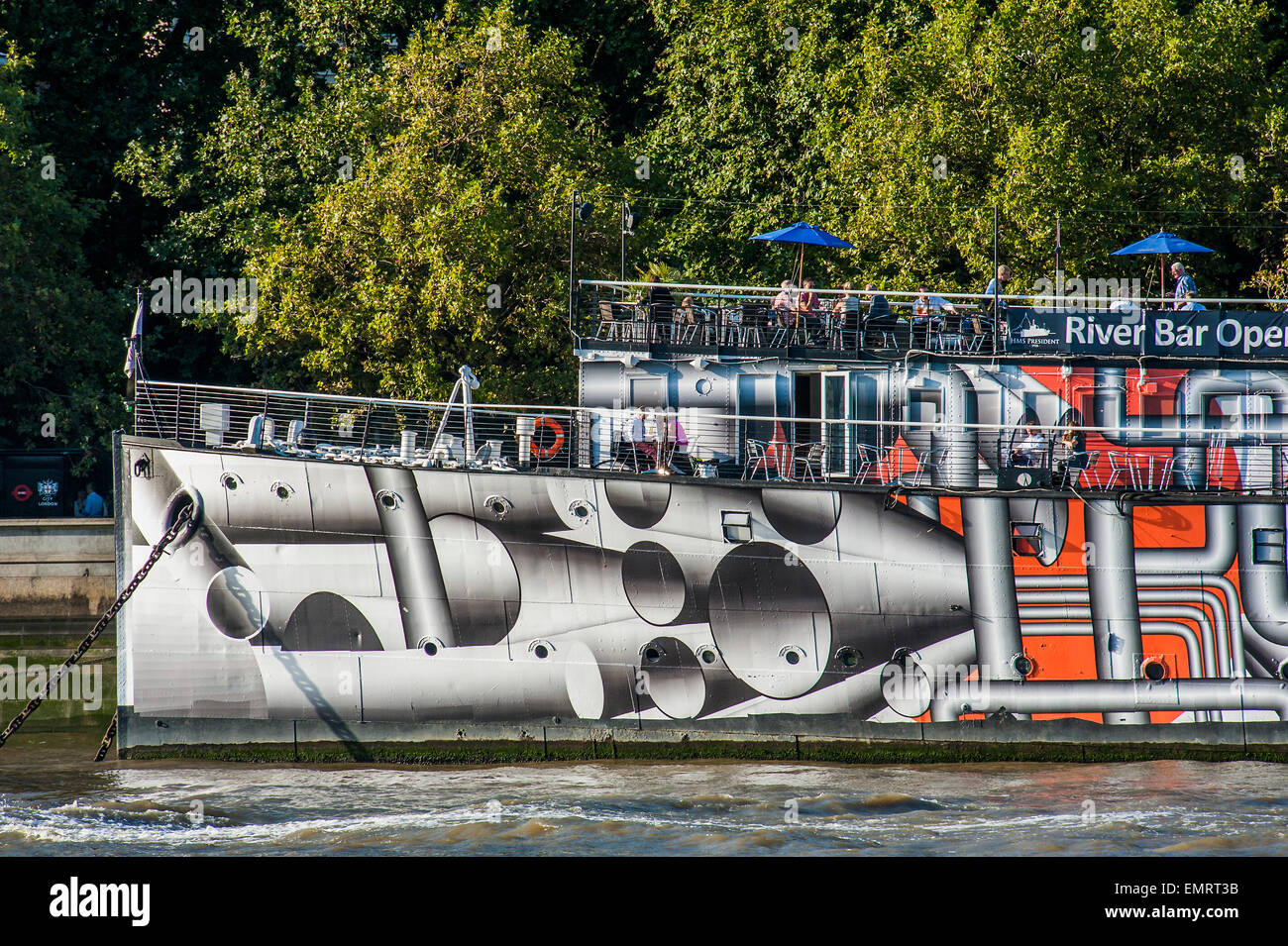 Artiste allemand, Tobias Rehberger, transformé le HMS President (1918) en le couvrant entièrement en 'dazzle' dessins de camouflage dans le cadre de 14-18 Maintenant, le programme culturel officiel pour commémorer le centenaire de la Première Guerre mondiale. Il fait aussi partie de la Tamise tout festival. Londres, Royaume-Uni, 03 sept 2014 Banque D'Images