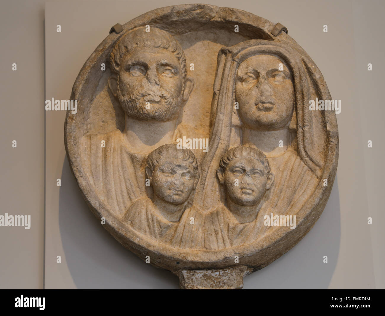 En relief funéraire. Roman, 2ème-3ème c. AD. La famille. L'homme, sa femme et ses deux fils, sans nom. NY Metropolitan Museum of Art. Banque D'Images