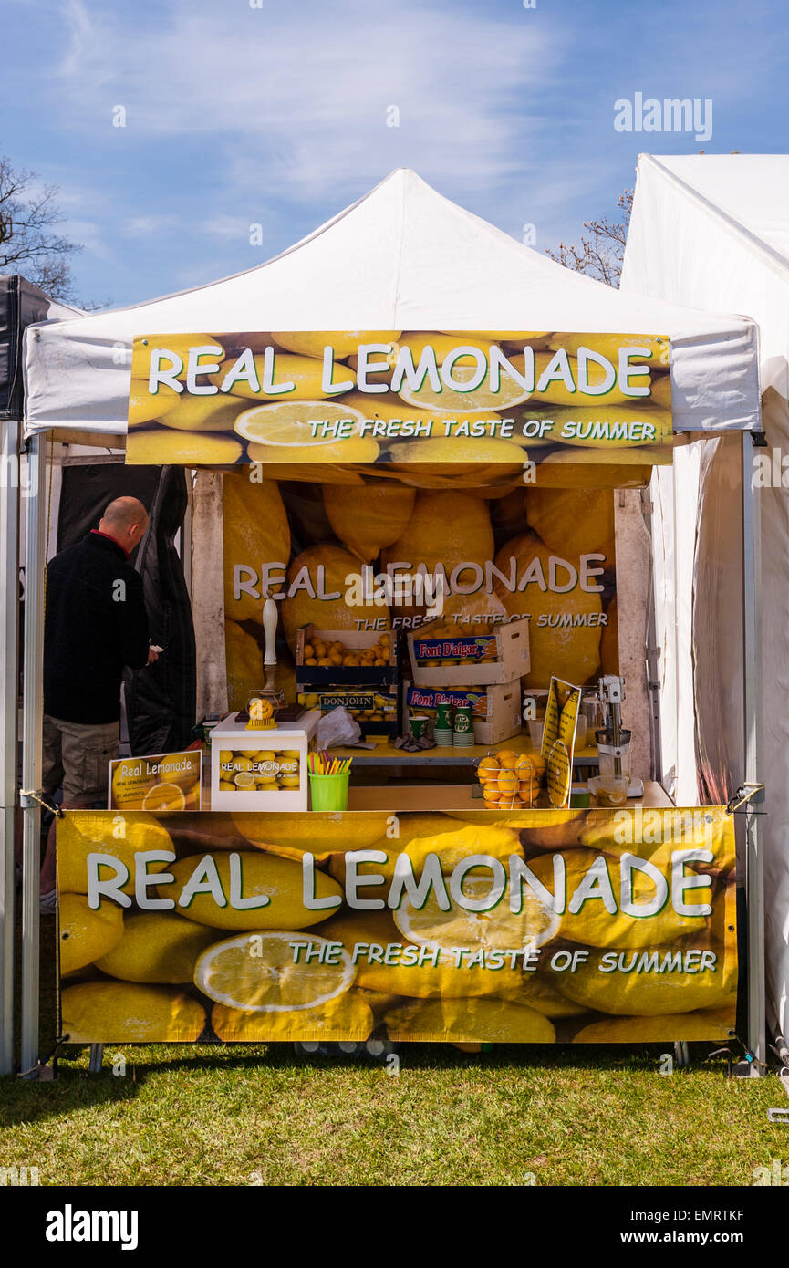 Un étal vente de limonade à Framlingham Pays montrent en Framlingham , Suffolk , Angleterre , Angleterre , Royaume-Uni Banque D'Images