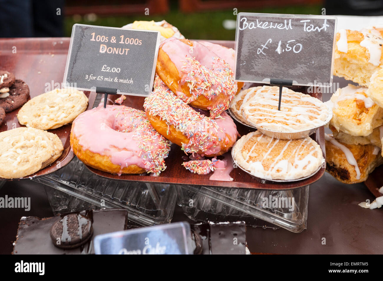 Un étal vendant Tartelettes Bakewell et autres gâteaux à Framlingham Pays montrent en Framlingham , Suffolk , Angleterre , Angleterre , Royaume-Uni Banque D'Images