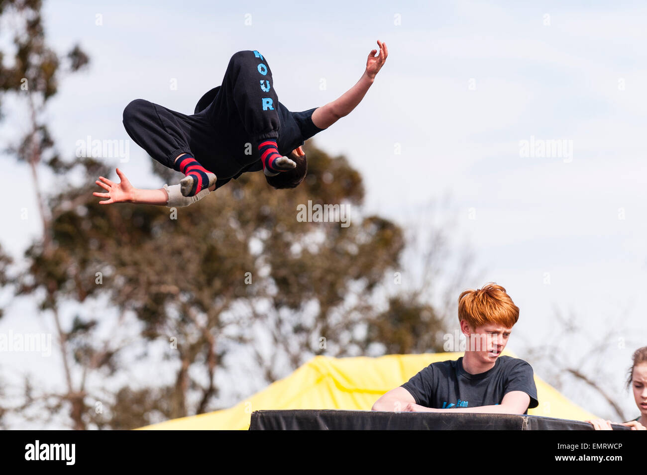 Une démonstration de Parkour runner à Framlingham Pays montrent en Framlingham , Suffolk , Angleterre , Angleterre , Royaume-Uni Banque D'Images