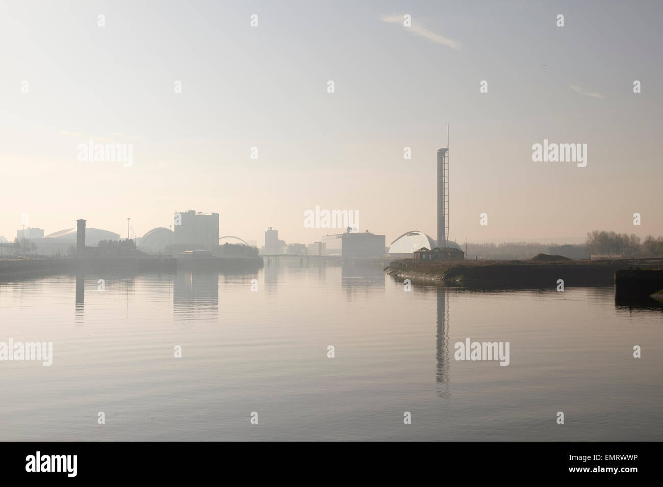 Un matin brumeux brumeux sur la Clyde, Glasgow, Écosse, Royaume-Uni Banque D'Images