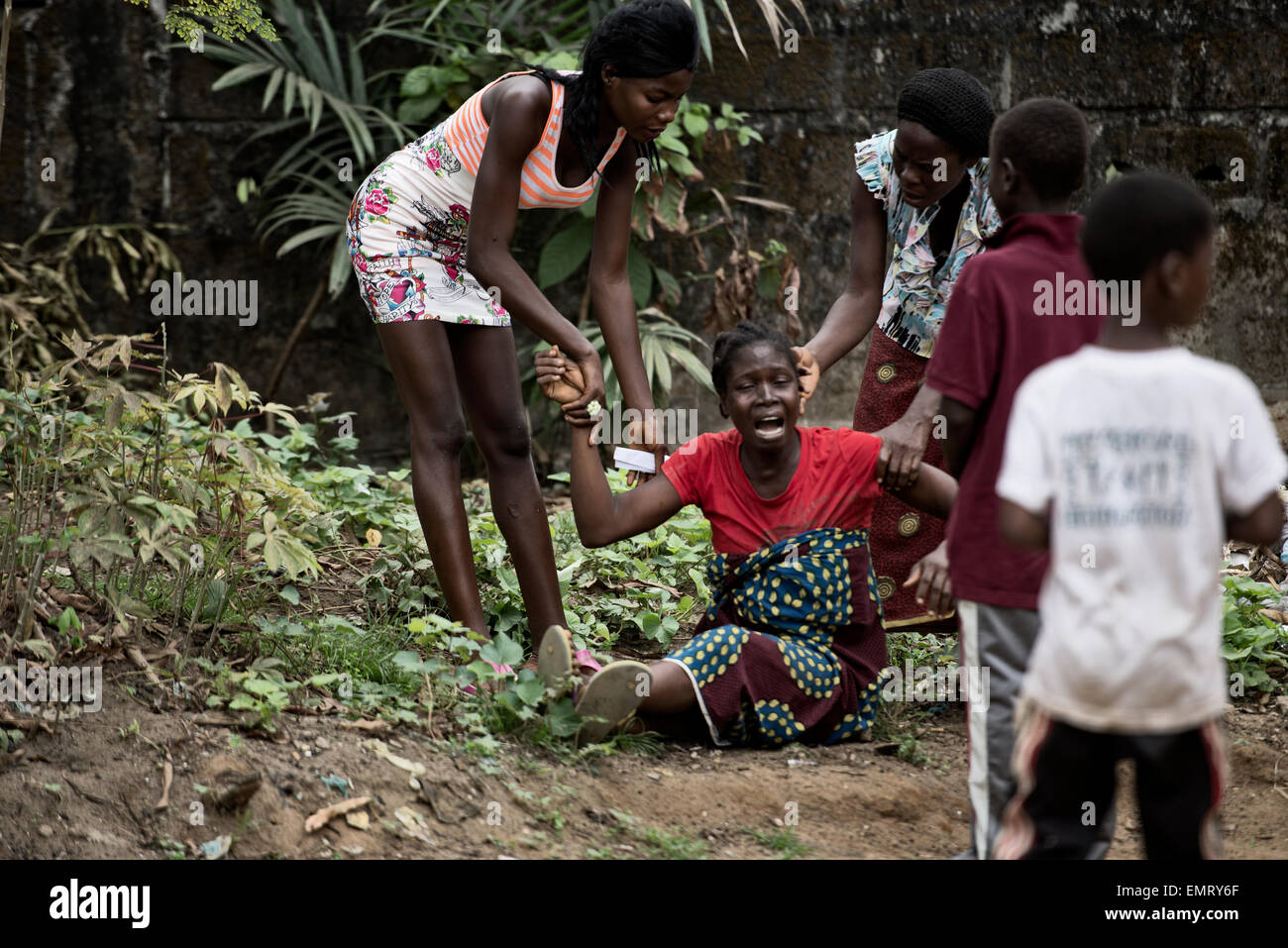 La femme d'un victime d'Ebola tombe en panne après l'affaire de bénévoles libériens ont évacué l'équipes d'enquête Victime d'Ebola à partir d'un village à l'extérieur de la capitale Monrovia à une clinique de traitement, 2 février 2015 au Libéria. Banque D'Images