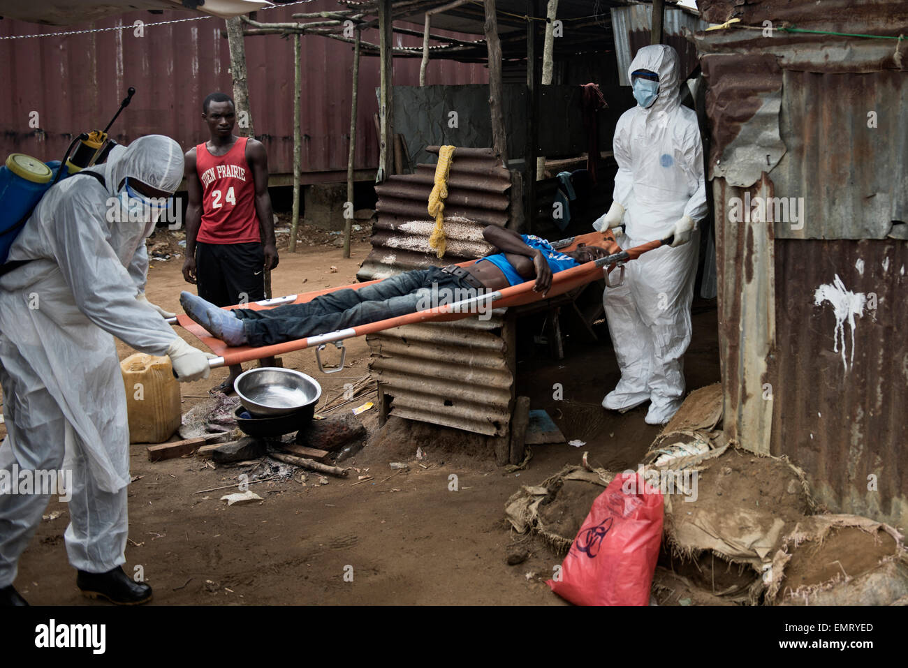 Les équipes d'enquête sur les cas de bénévoles libériens portant des vêtements déposer une victime d'Ebola à partir d'un village à l'extérieur de la capitale Monrovia le 2 février 2015 au Libéria. Banque D'Images