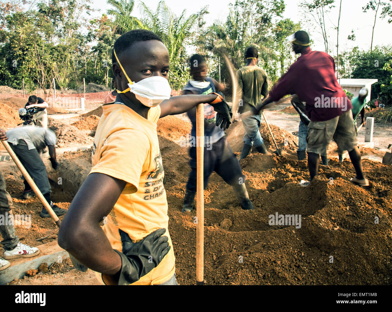 Les équipes de bénévoles libériens enterrement creuser des tombes et d'enterrer les victimes du virus Ebola, le 5 février 2015 dans Bong, au Libéria. Banque D'Images