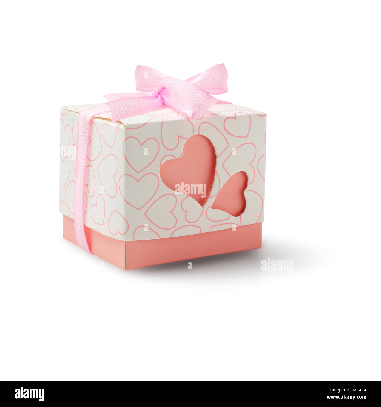 Amour coeur boîte-cadeau avec noeud ruban sur fond blanc Banque D'Images